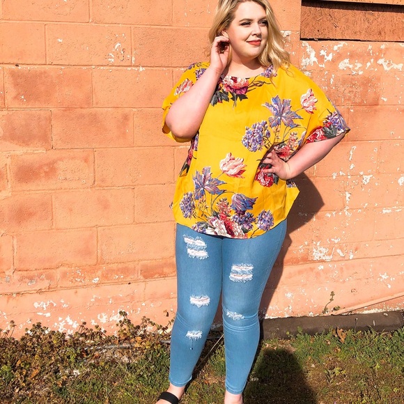 Umgee Plus Reversible Floral Twist Front Top - Picture 5 of 6